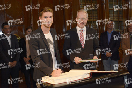 Ron-Robert Zieler beim Eintrag ins Goldenen Buch, Hannover