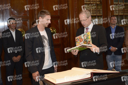 Ron-Robert Zieler beim Eintrag ins Goldenen Buch, Hannover