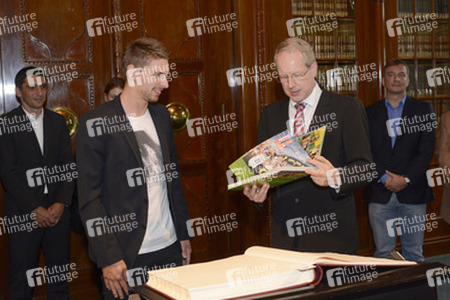 Ron-Robert Zieler beim Eintrag ins Goldenen Buch, Hannover