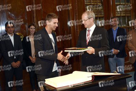Ron-Robert Zieler beim Eintrag ins Goldenen Buch, Hannover