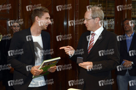 Ron-Robert Zieler beim Eintrag ins Goldenen Buch, Hannover