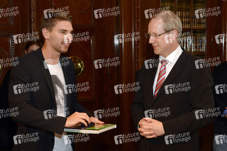 Ron-Robert Zieler beim Eintrag ins Goldenen Buch, Hannover