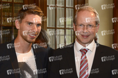 Ron-Robert Zieler beim Eintrag ins Goldenen Buch, Hannover