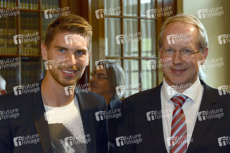 Ron-Robert Zieler beim Eintrag ins Goldenen Buch, Hannover