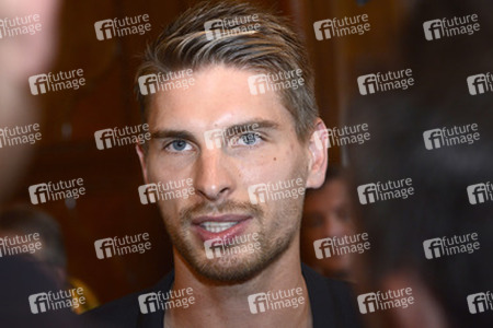 Ron-Robert Zieler beim Eintrag ins Goldenen Buch, Hannover