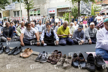 Freitagsgebet vor der abgebrannten Mevlana-Moschee, Berlin