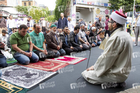 Freitagsgebet vor der abgebrannten Mevlana-Moschee, Berlin