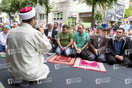 Freitagsgebet vor der abgebrannten Mevlana-Moschee, Berlin