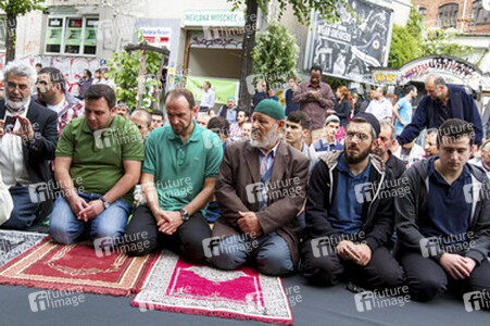 Freitagsgebet vor der abgebrannten Mevlana-Moschee, Berlin