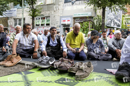 Freitagsgebet vor der abgebrannten Mevlana-Moschee, Berlin