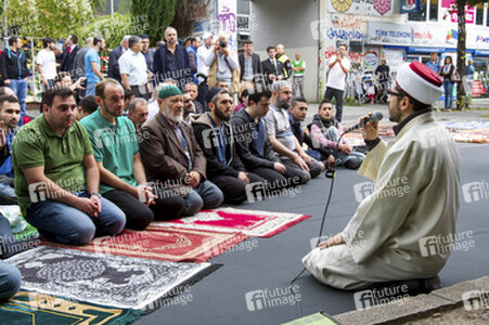 Freitagsgebet vor der abgebrannten Mevlana-Moschee, Berlin