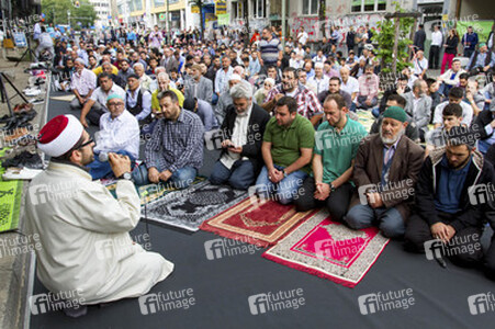 Freitagsgebet vor der abgebrannten Mevlana-Moschee, Berlin