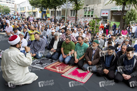 Freitagsgebet vor der abgebrannten Mevlana-Moschee, Berlin