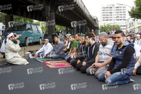 Freitagsgebet vor der abgebrannten Mevlana-Moschee, Berlin
