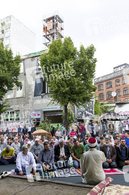 Freitagsgebet vor der abgebrannten Mevlana-Moschee, Berlin