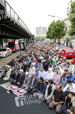 Freitagsgebet vor der abgebrannten Mevlana-Moschee, Berlin