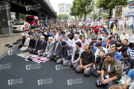 Freitagsgebet vor der abgebrannten Mevlana-Moschee, Berlin