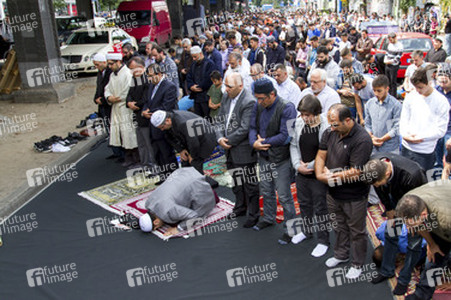 Freitagsgebet vor der abgebrannten Mevlana-Moschee, Berlin