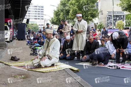 Freitagsgebet vor der abgebrannten Mevlana-Moschee, Berlin
