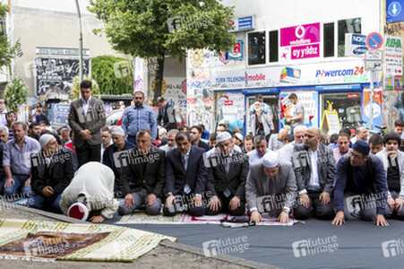 Freitagsgebet vor der abgebrannten Mevlana-Moschee, Berlin