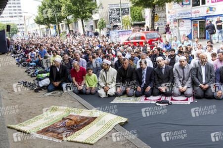 Freitagsgebet vor der abgebrannten Mevlana-Moschee, Berlin