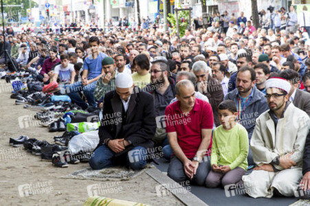 Freitagsgebet vor der abgebrannten Mevlana-Moschee, Berlin