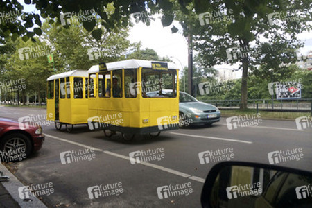Tram fährt neben den Schienen, Berlin