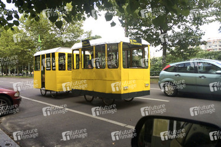 Tram fährt neben den Schienen, Berlin