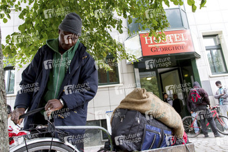 Flüchtlinge verlassen die Flüchtlingsunterkunft in der Gürtelstraße, Berlin