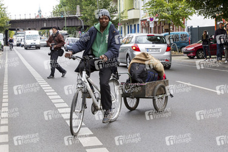 Flüchtlinge verlassen die Flüchtlingsunterkunft in der Gürtelstraße, Berlin