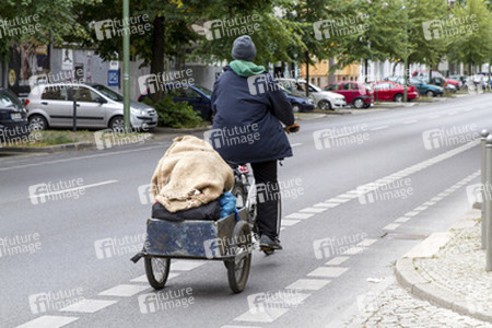Flüchtlinge verlassen die Flüchtlingsunterkunft in der Gürtelstraße, Berlin