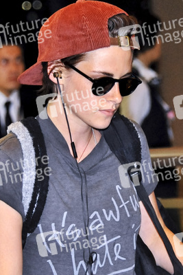 Kristen Stewart Leaves Japan