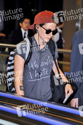 Kristen Stewart Leaves Japan