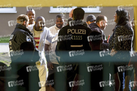 Flüchtlinge verlassen Flüchtlingsheim in der Haarlemer Straße, Berlin