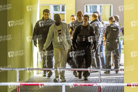 Flüchtlinge verlassen Flüchtlingsheim in der Haarlemer Straße, Berlin