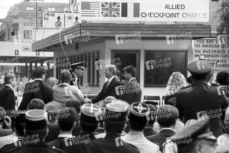 Abriss des alliierten Grenzkontrollpunktes Checkpoint Charlie