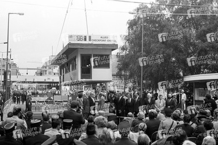 Abriss des alliierten Grenzkontrollpunktes Checkpoint Charlie