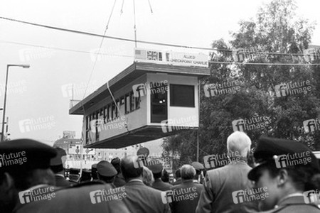 Abriss des alliierten Grenzkontrollpunktes Checkpoint Charlie