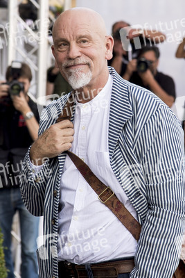 John Malkovich bei der Ankunft beim San Sebastian Film Festival 2014