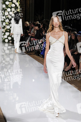 Valentin Yudashkin Fashion Show, Fashion Week Paris