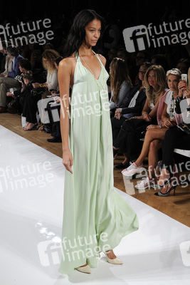 Valentin Yudashkin Fashion Show, Fashion Week Paris