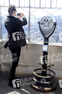 Jullian Lennon und die Lupus Foundation schalten lila Licht am Empire State Building an, New York