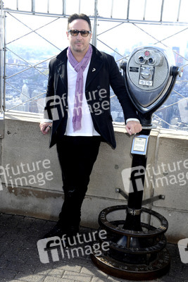 Jullian Lennon und die Lupus Foundation schalten lila Licht am Empire State Building an, New York