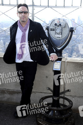 Jullian Lennon und die Lupus Foundation schalten lila Licht am Empire State Building an, New York