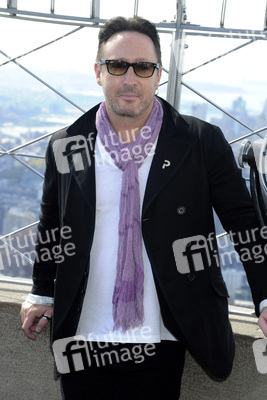 Jullian Lennon und die Lupus Foundation schalten lila Licht am Empire State Building an, New York