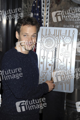 Peter Sarsgaard beleuchtet Empire State Building rot, New York