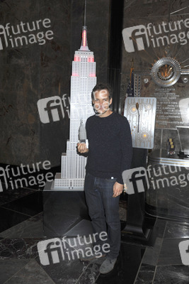 Peter Sarsgaard beleuchtet Empire State Building rot, New York