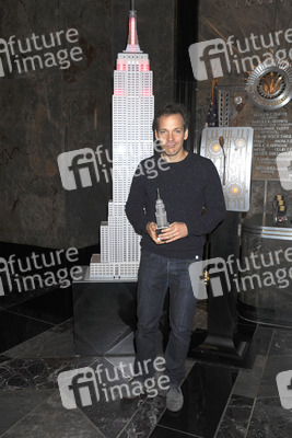 Peter Sarsgaard beleuchtet Empire State Building rot, New York