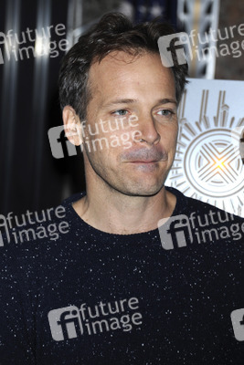 Peter Sarsgaard beleuchtet Empire State Building rot, New York