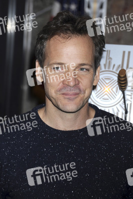 Peter Sarsgaard beleuchtet Empire State Building rot, New York